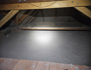 Zateplení stropu rodinného domu pomocí foukané izolace